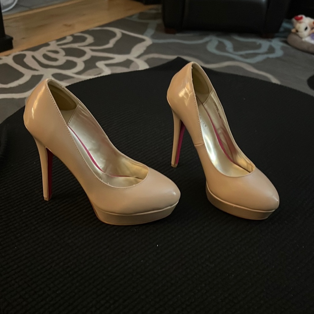 Chanellr shoe dazzle heels